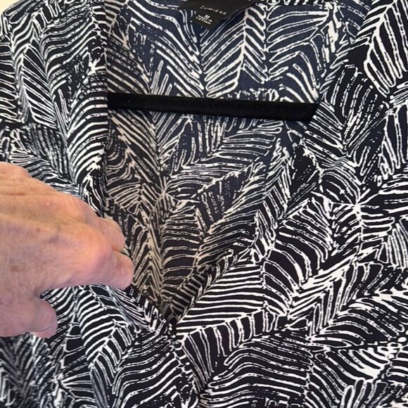 Lumiere Deep V-Neck Leaf Print Romper - Picture 4 of 6